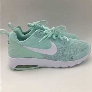 Women’s new Nike air max motion size 9